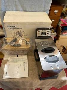 lot 5587 image: bravetti beep fryer opened for the pictures