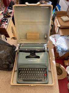 lot 5589 image: vintage typewriter