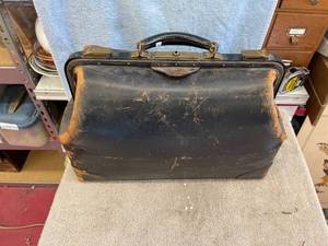 lot 5590 image: vintage Drs bag
