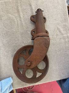 lot 5606 image: huge cast iron caster