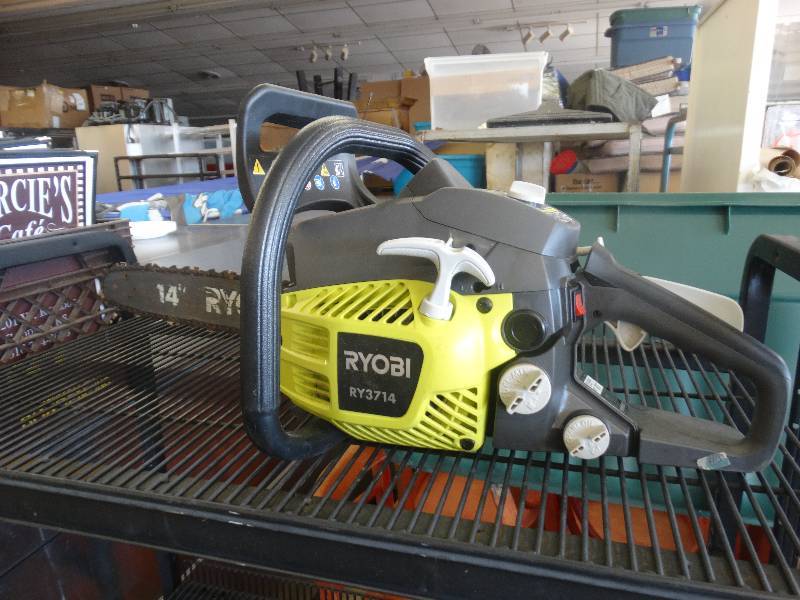 lot 253 image: Ryobi 2 Cycle 14 Gas Chainsaw.