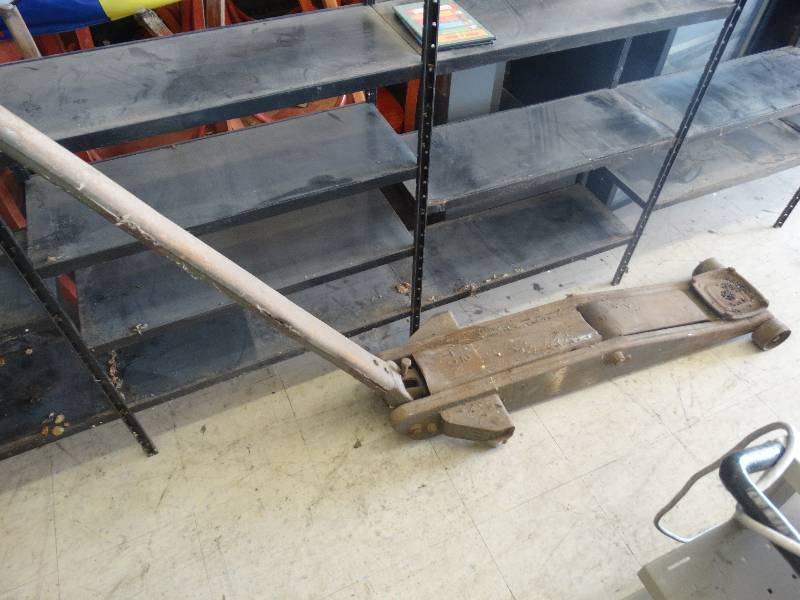 lot 292 image: 2 Ton Transmission Jack.