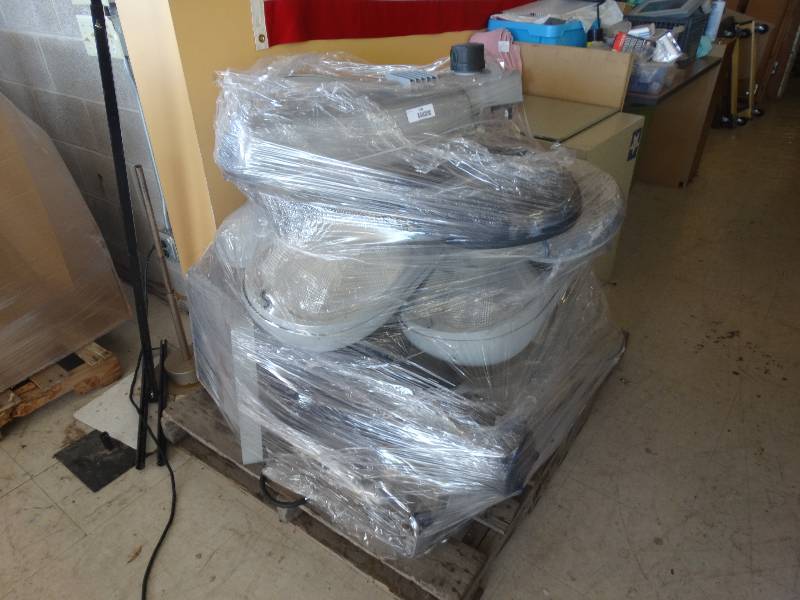 lot 299 image: Pallet Of Street lamp Lights.