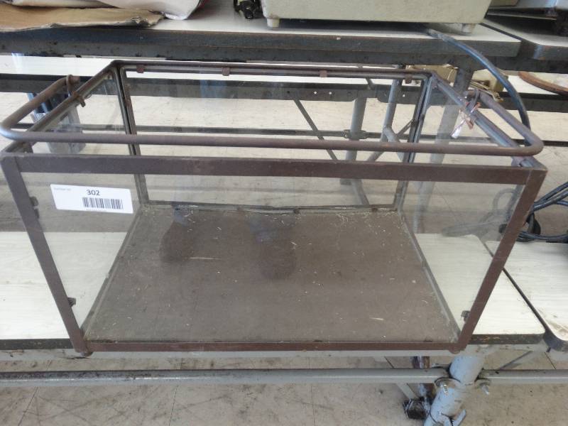 lot 302 image: Display Case WHandle.