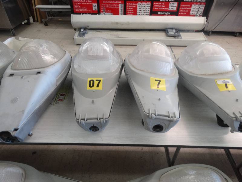 lot 324 image: 4 Street Lamp Lights.