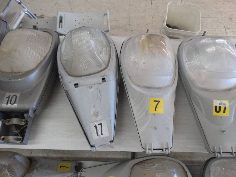 lot 325 image: 4 Street Lamp Lights.