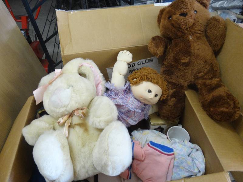 lot 334 image: Box Of Toys & Stuffed Animals.