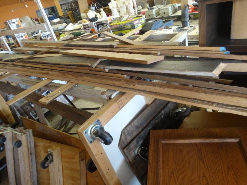 lot 343 image: Lot Of Various Sized Oak Trim.