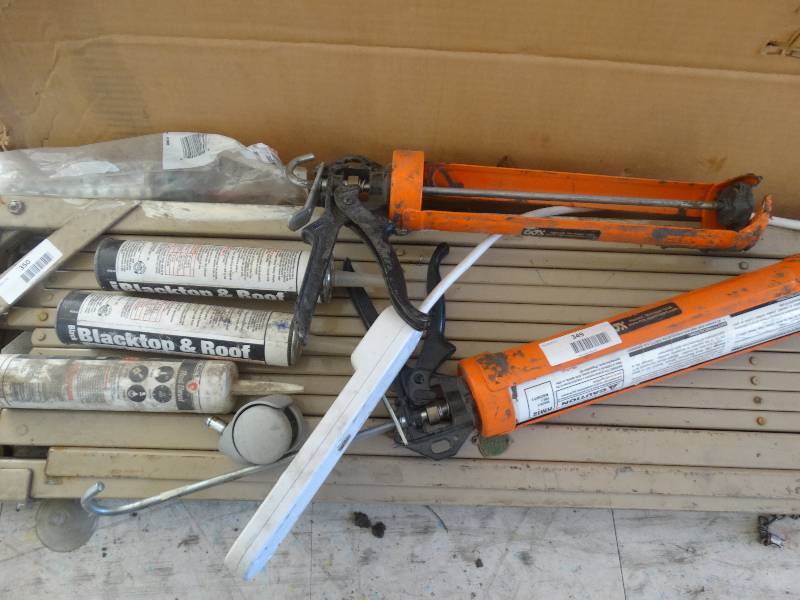 lot 349 image: 2 Caulking Guns WCaulk.