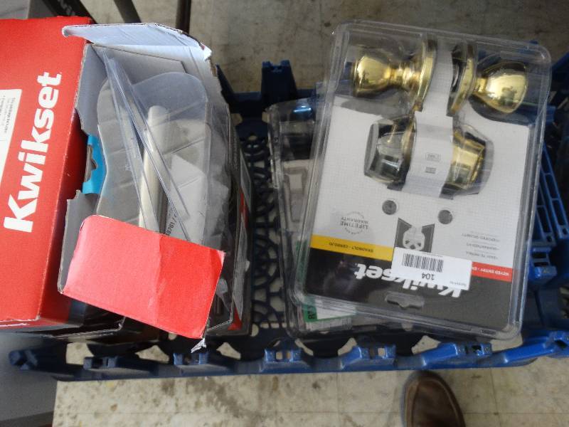 lot 104 image: Lot Of Door Knobs & Lock Set.