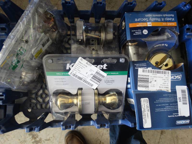 lot 105 image: Lot Of Door Knobs & Lock Set.