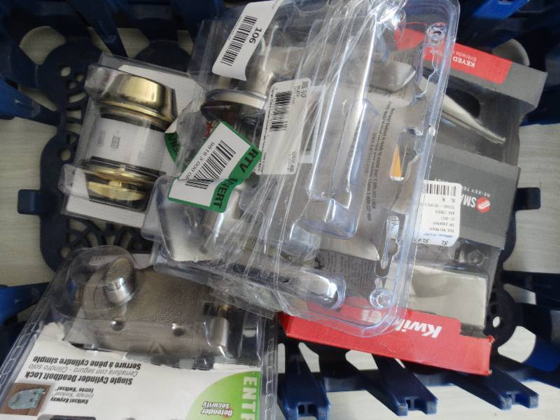 lot 106 image: Lot Of Door Knobs & Lock Set.