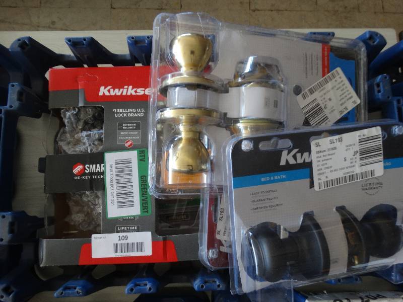 lot 109 image: Lot Of Door Knobs & Lock Set.