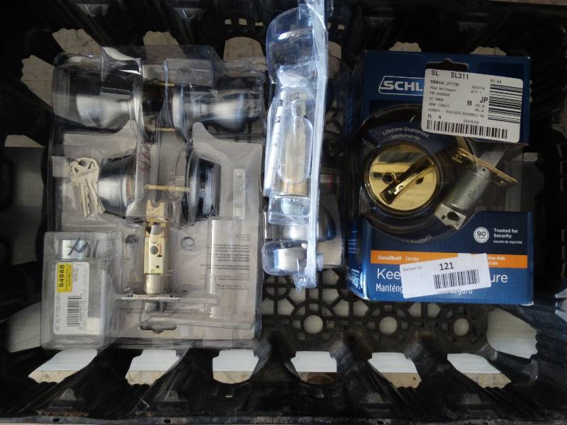 lot 121 image: Lot Of Door Knobs & Lock Set.