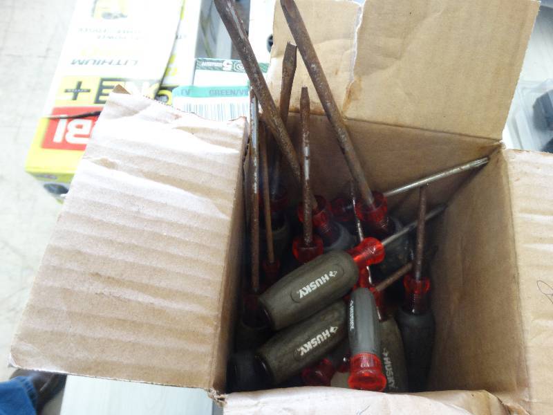 lot 135 image: Box Of Husky Hand Tools.