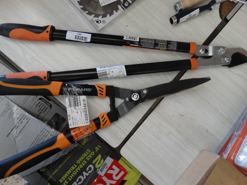 lot 150 image: Fiskars Shears & Clippers.
