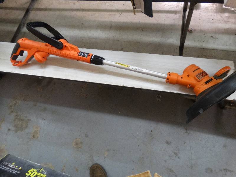 lot 220 image: Black & Decker 14 Weed Eater Electric.