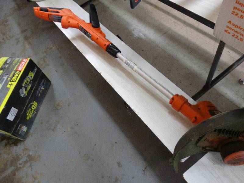 lot 221 image: Black & Decker 14 Weed Eater Electric.