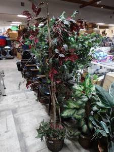 lot 1359 image: 6 ft artificial tree