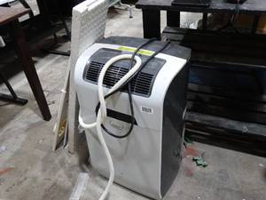 lot 1366 image: Idylis portable ac