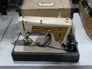 lot 1380 image: Singer Sewing Machine Model 237 w Pedal and Case