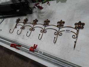 lot 1387 image: Unique Wall Coat - Hat Hanger - Decor