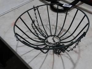 lot 1397 image: Metal Hanging Planter