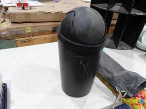 lot 1627 image: Small Trash Can