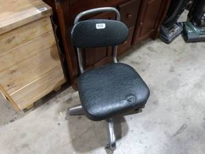 lot 1644 image: Older - Quality Metal Office Chair