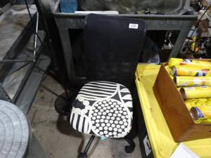 lot 1645 image: Unique B&W Designed Office Chair