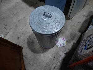 lot 1648 image: Small Lidded Metal Trash Can