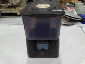 lot 1428 image: Automatic Pet Feeder