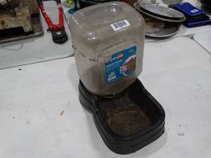 lot 1429 image: Aspen Pet  Pet Feeder