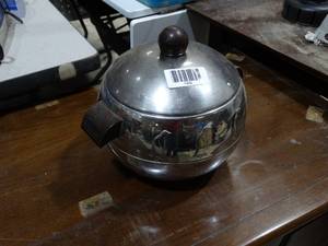 lot 1442 image: West Bend Hot or Cold Penguin Lidded Pot