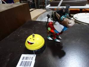 lot 1486 image: Humorous Home Decor