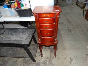 lot 1489 image: Jewelry Cabinet