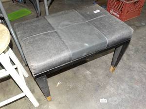 lot 1513 image: Padded Bench