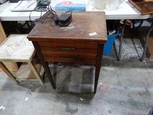 lot 1528 image: Vintage Sewing Table with Machine