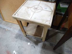 lot 1532 image: Tiled Top Decorative End Table