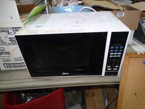 lot 1539 image: 1000w Oster Microwave