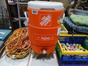 lot 1933 image: Igloo Liquid Cooler