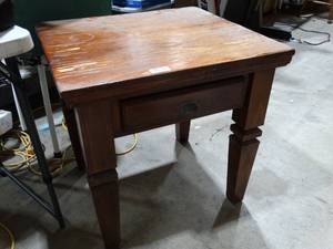lot 1944 image: Nice Hardwood End-Table