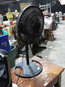lot 1945 image: Small Plastic Pedestal Fan