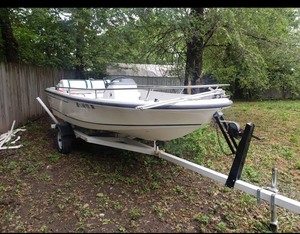 lot 1 image: 1995 Boston Whaler Rage 15 Jet Boat middle console boat w trailer- Mo. Title-