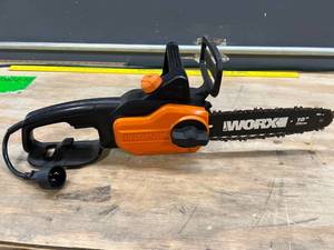 lot 41463 image: WORX WG309 8 Amp 10 Electric Chain Saw