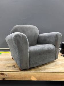 lot 41493 image: Kids Easy Chair with Broken Seat - A handy person could repair