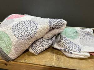lot 58417 image: Quilted Comforter & 2 Pillowcases - Queen Size