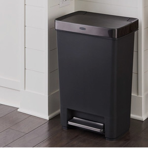 lot 69278 image: RubberMaid Step On Trashcan