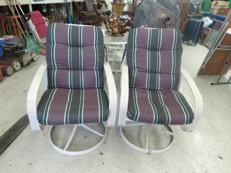 lot 883 image: 2 Swivel Patio Chairs.