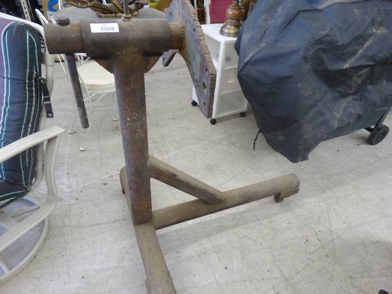 lot 886 image: Home Made Engine Stand.